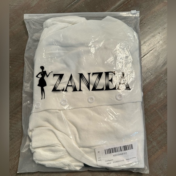 ⭐️NWT women’s white light cardigan sweater with functional buttons - Picture 8 of 8